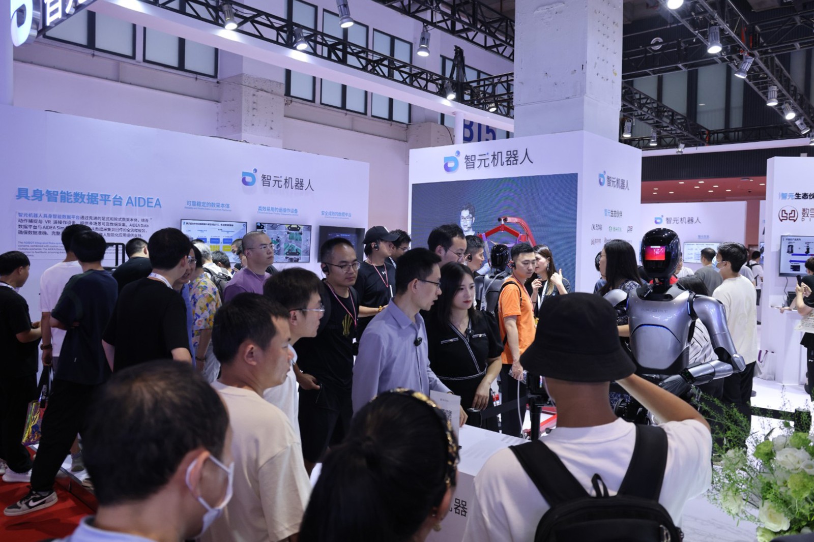 jiuyou.com九游机器人亮相世界机器人大会WRC